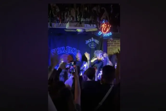 A Green Day énekese besétált egy bárba, meghallotta a Green Day számát feldolgozó bandát, beszállt