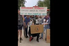 A berlini magyar nagykövetség előtt tüntettek magyarok a státusztörvény ellen