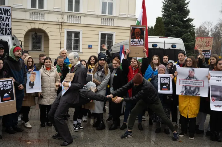 Tüntetés a varsói magyar nagykövetségnél – Forrás: Euromaidan Warszawa