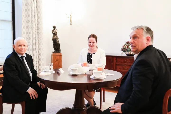 Orbán és Jarosław Kaczyński egy 2021-es találkozón – Forrás: PiS