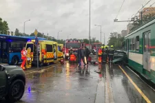 Maga alá gyűrt egy kocsit a H8-as HÉV a rákosfalvai megállónál