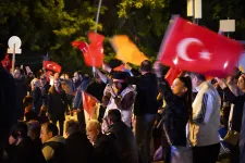 Feszült hangulatban várják a török választás eredményeit Erdoğan ankarai hívei