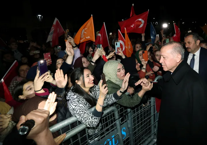Recep Tayyip Erdoğan köszönti támogatóit, miközben elhagyja rezidenciáját Isztambulban – Fotó: Murat Cetinmuhurdar / Presidential Press Office / Reuters