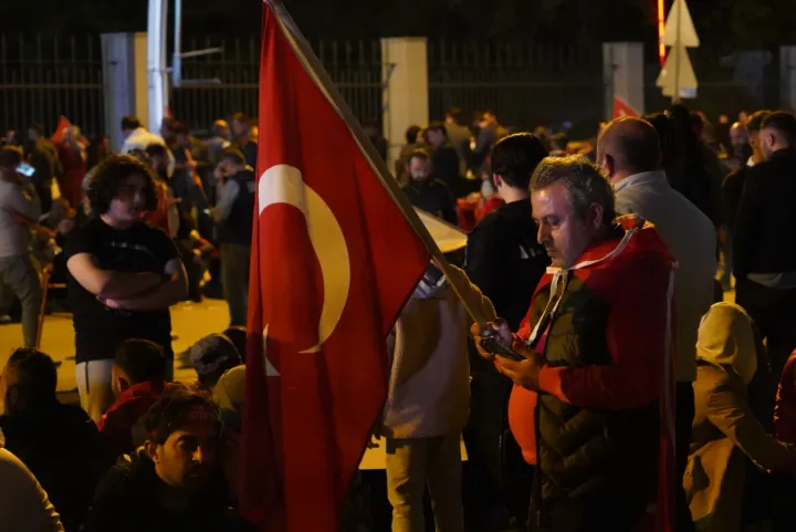 Erdoğan eredményváróján a nők és a férfiak elkülönítve vannak a téren, kampánydalok szólnak, Recep Tayyip Erdoğan nevét skandálják, de a rendezvény csendesebb, mint a kampányzáró volt – Fotó: Simor Dániel / Telex 