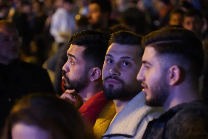 Erdoğan eredményváróján a nők és a férfiak elkülönítve vannak a téren, kampánydalok szólnak, Recep Tayyip Erdoğan nevét skandálják, de a rendezvény csendesebb, mint a kampányzáró volt – Fotó: Simor Dániel / Telex