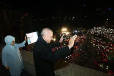 Erdoğan éjjeli beszédében látott esélyt az első fordulós győzelmére, Kılıçdaroğlu szerint a második fordulóban ő fog nyerni