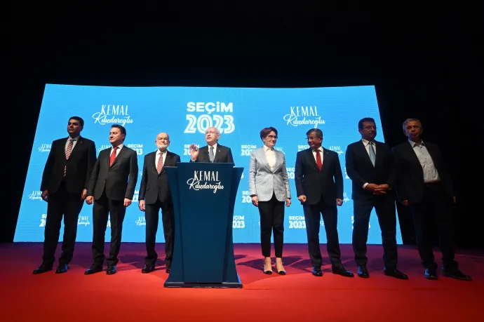 Kemal Kılıçdaroğlu és az őt támogató pártok vezetői – Fotó: Evrim Aydin / Anadolu Agency / Anadolu Agency via AFP