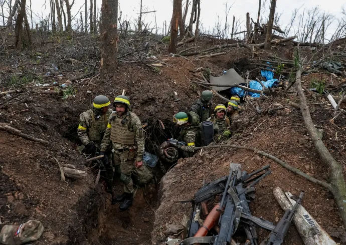 Ukrán katonák egy lövészárokban a bahmuti front közelében. Fotó: Szerhij Nuzsnyenko / Reuters