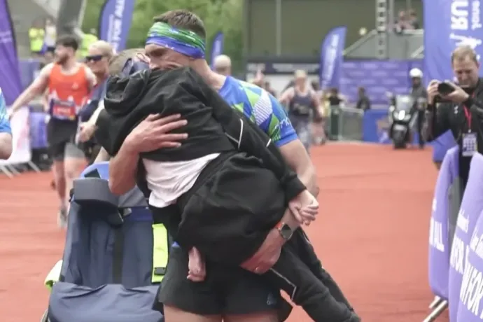 Karjaiba vette beteg barátját, úgy futott be vele a célba a maratonon a Szuperliga legendája