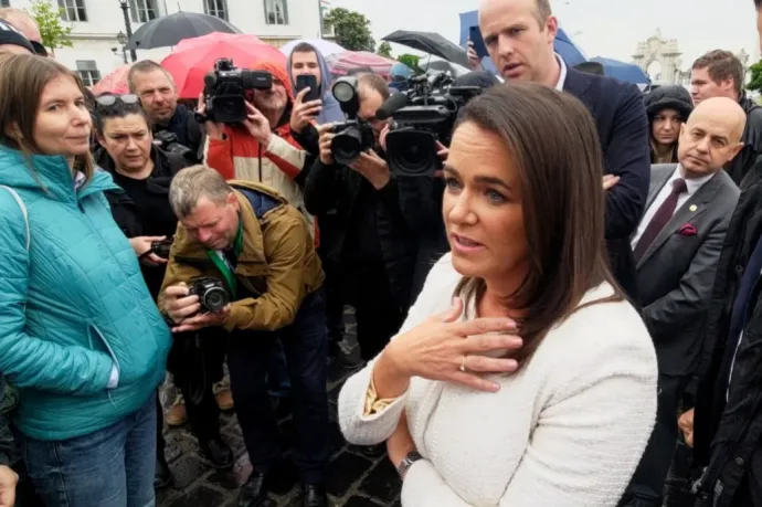 President Novák talks with protesting students and teachers