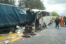 Mélyaltatásban tartanak két utast a szlovákiai buszbaleset sérültjei közül