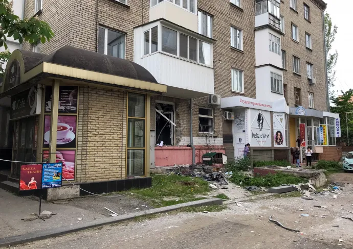 A robbanásban megsérült épület Luhanszk központjában – Fotó: Stringer / Reuters