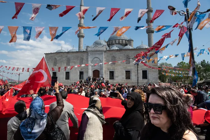 Kormánypárti szimpatizánsok a választások előtt Isztambulban – Fotó: Bődey János / Telex