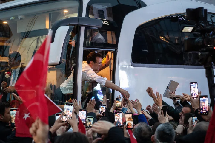 Ekrem İmamoğlu isztambuli polgármester a hívei között – Fotó: Bődey János / Telex