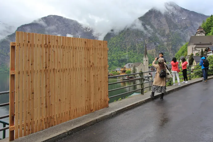 Hallstatt nem kér a hangos turistákból, szelfigátló paravánt építettek a tó partjára