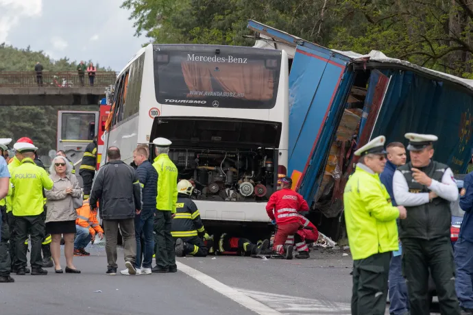 Rendőrök és mentősök a szlovákiai Jókút közelében, a D2-es autópályán történt baleset helyszínén 2023. május 15-én – Fotó: Michal Svítok / TASR / MTI