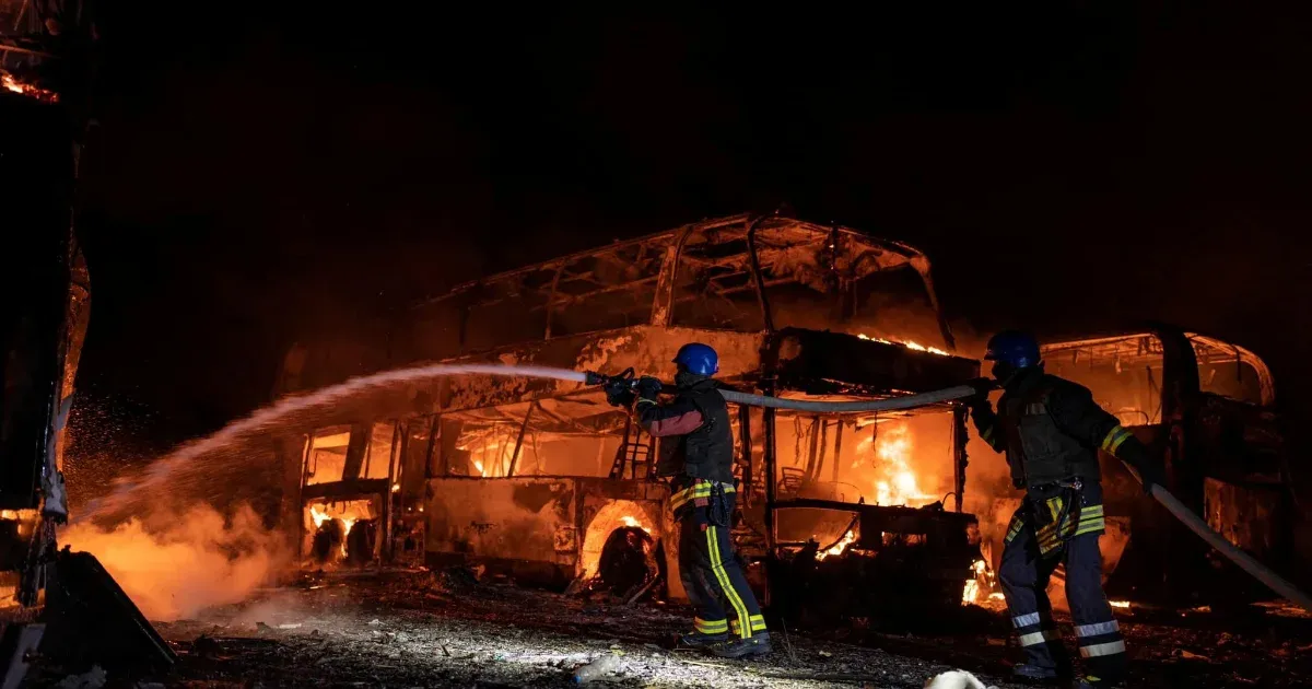 A tűzoltók az éjszaka kigyulladt buszokat oltják
