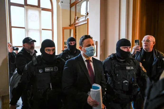 Schadl marad letartóztatásban, Völner nem jelent meg az első tárgyalási napon