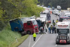 Senki nincs életveszélyben a szlovákiai buszbaleset sérültjei közül, még nem tudni, mi okozta az ütközést