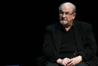 Először szólalt meg nyilvánosan Salman Rushdie író, akire tavaly késsel támadtak egy irodalmi fesztiválon