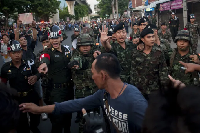 Thai katonák néznek farkasszemet puccsellenes tüntetőkkel Bangkokban a Győzelem emlékművénél tartott tüntetésen a hatalomátvétel után nem sokkal 2014. május 24-én – Fotó: Borja Sanchez-Trillo / Getty Images