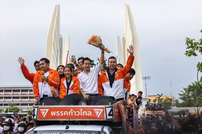 Pita Limcsaroenrat és párttársai a választási győzelmet ünneplő gyűlésen Bangkokban 2023. május 15-én – Fotó: Lauren Decicca / Getty Images