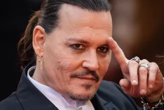 Állva ünnepelte Johnny Depp visszatérését a cannes-i közönség