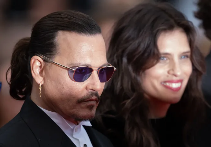 Johnny Depp és a Jeanne du Barry rendezője, Maiwenn a cannes-i filmfesztiválon 2023. május 16-án – Fotó: Samir Hussein / Getty Images