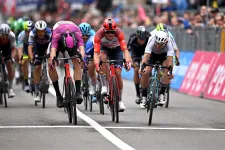 Covid és súlyos balesetek tizedelték tovább a Giro mezőnyét