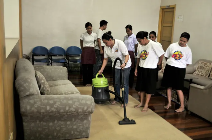 Állami, akkreditált háztartási tanfolyam Manilában, ahol a külföldön háztartási munkát vállalók a nemzetközi előírásoknak megfelelő képesítést szerezhetnek – Fotó: Veejay Villafranca / Getty Images
