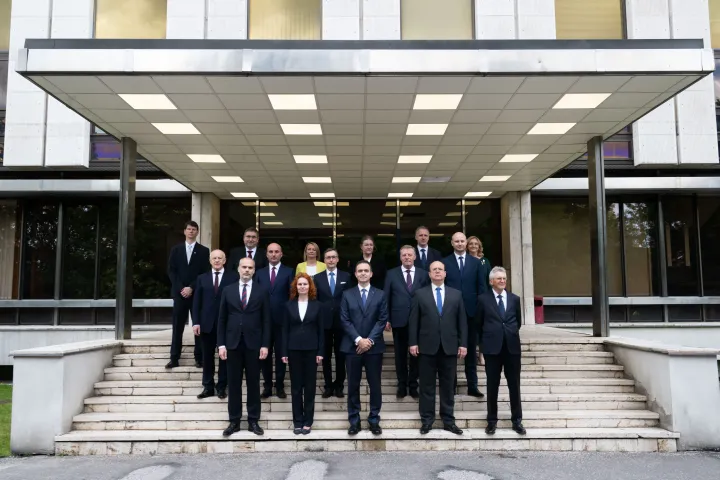 Az új, szakértői szlovák kormány magyar nemzetiségű miniszterelnöke és miniszterei a pozsonyi kormányépület előtt a kormány kinevezési ünnepsége után, 2023. május 15-én – Fotó: Vladimir Simicek / AFP