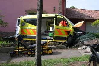 Beteget szállító mentőautóval ütközött egy BMW-s Budapesten