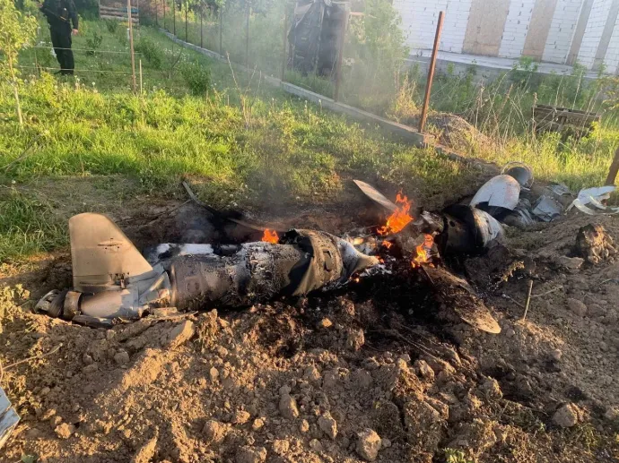 Helyszínelő vizsgálja a Kijev felett szétlőtt cirkálórakéta maradványait, és egy magánház udvarába csapódott roncs – Fotó: Valentyn Ogirenko, Press service of the National Police of Ukraine in Kyiv region / Reuters