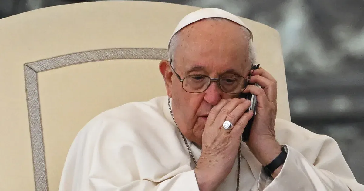 Ki lehet az, akinek még a pápa is felveszi a telefont az audienciája közben?