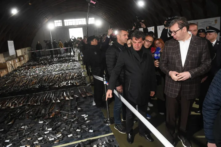 Aleksandar Vučić szerb államfő és Bratislav Gašić szerb belügyminiszter megtekinti a fegyveramnesztia keretében leadott arzenált Smederevo közelében 2023. május 14-én – Fotó: Dimitrije Goll / Szerb elnökség / EPA / MTI