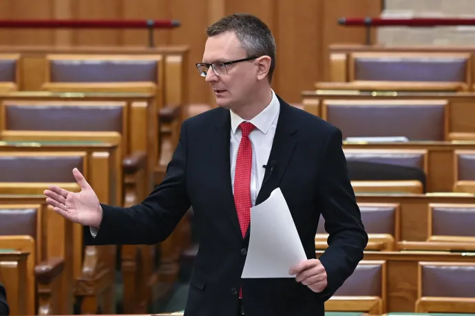 Rétvári Bencét felháborította egy LMBT-tiniképregény