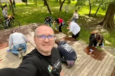 Korodi Attila polgármester vezetésével festették újra az önkormányzat alkalmazottai a városi bútorzatot Csíkszeredában