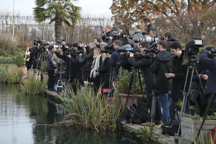 A média képviselői a nyugat-londoni Kensington-palota kertjében gyülekeznek 2017. november 27-én, miközben arra várnak, hogy Harry herceg és menyasszonya, Meghan Markle megjelenjenek az eljegyzésük bejelentését követően – Fotó: Daniel Leal / AFP