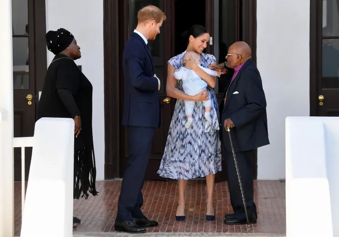 Harry herceg, Meghan és kisfiuk, Archie, Desmond Tutu érsekkel és lányával, Thandeka Tutu-Gxashe-val dél-afrikai királyi körútjuk során 2019. szeptember 25-én Fokvárosban, Dél-Afrikában – Fotó: Toby Melville / Pool / Getty Images