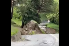 Leviszi a hegyomlás az utat, helikopteres mentés az autópályán – videók az olaszországi árvízről