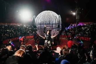 Kirepült a cirkusz női artistája a motoros halálgömbből a szolnoki premieren