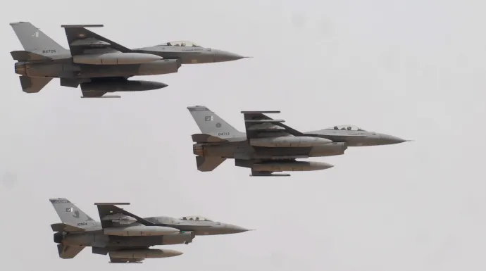 A pakisztáni légierő F-16-os vadászbombázói kötelékben repülnek a pakisztáni Bahawalpurban – Fotó: W. Khan / MTI / EPA 