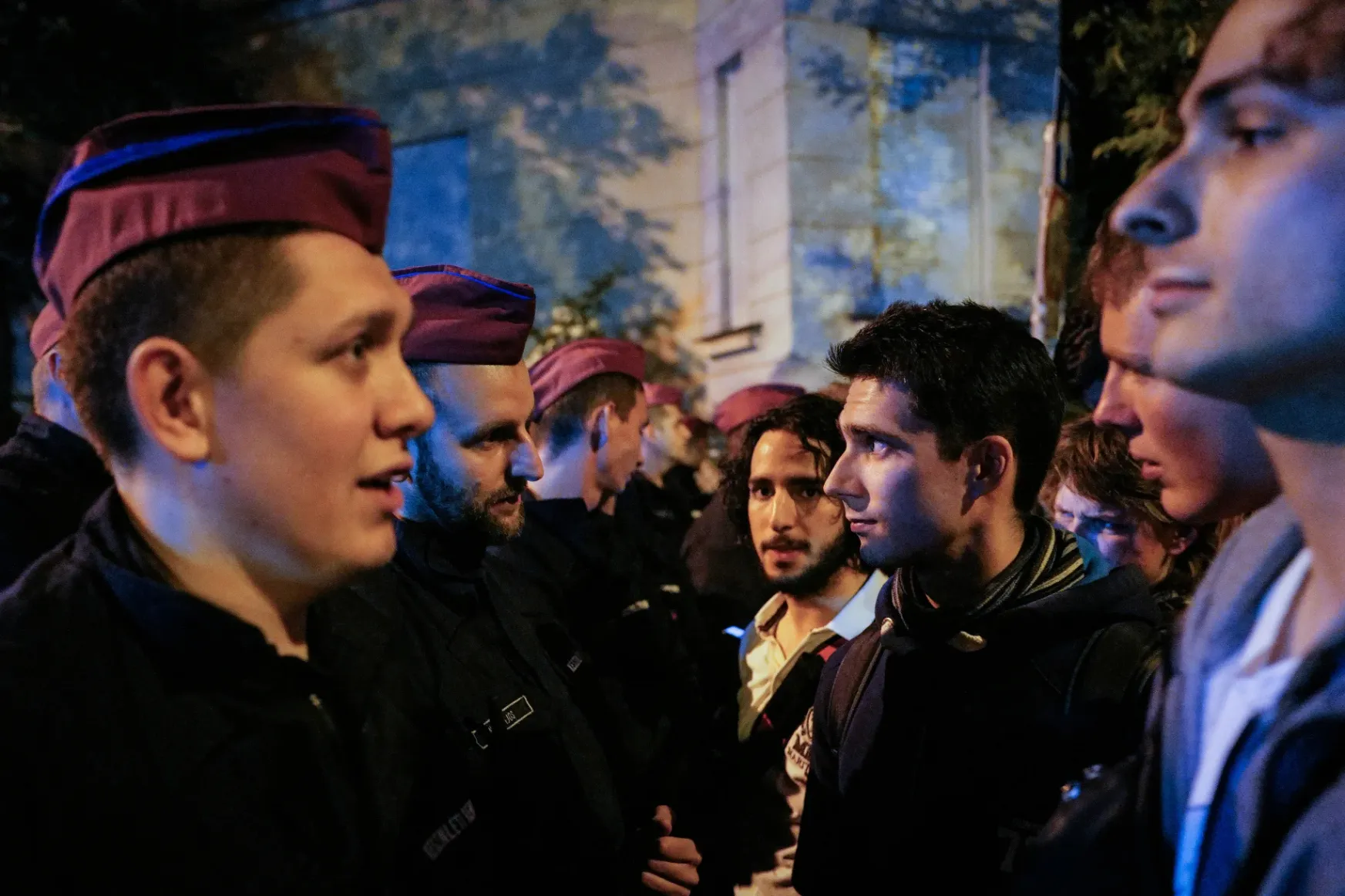 A Fidesz-székház mellett feszültek egymásnak a tüntetők és a rohamrendőrök