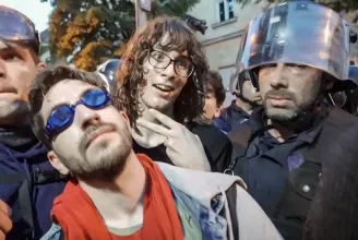 Rohamrendőrök, gumibotok és sokkoló a Fidesz székháznál – Összefoglaló videó