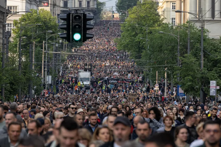 Több tízezres tömeg vonul Belgrád utcáin – Fotó: Marko Djurica/Reuters