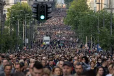 Tízezrek tüntettek Belgrádban a szerb kormány és az erőszakot népszerűsítő média ellen