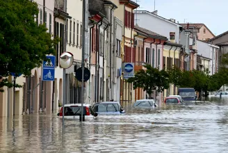 Lezuhant egy helikopter az észak-olaszországi áradások miatt zajló mentőakcióban