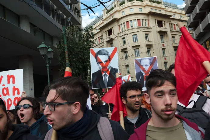 Diákok tüntetnek Athénban Kiriákosz Micotákisz görög miniszterelnök ellen 2023. március 16-án – Fotó: Gerasimos Koilakos / AFP