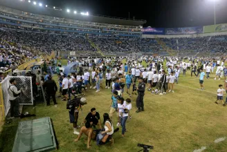 Benyomultak a stadionba, tömegverekedés tört ki, kilencen meghaltak Salvadorban
