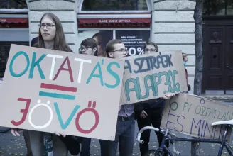 Visszamenőleges béremelést, a státusztörvény visszavonását és az oktatási minisztérium reformját követeli a Pedagógusok Szakszervezete